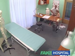 Fakehospital infermiera con un grande culo succhia e scopa dottore per pagare salire