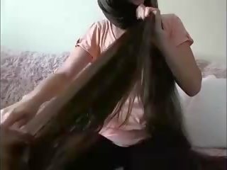 সেক্সি দীর্ঘ কেশিক ইউরোপীয় মেয়ে hairplay চুল ব্রাশ ভেজা চুল