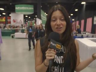 Pornhub aaria at exxxotica 2015 pornotähti haastattelut päivä 1