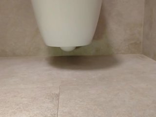 Сексуальна ніжки в в туалет