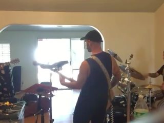 Fericire felin drumming înfricoșat stâncă casă jam cu prieteni