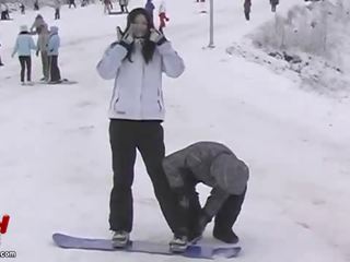 Asia pasangan gila snowboarding dan seksual petualangan video
