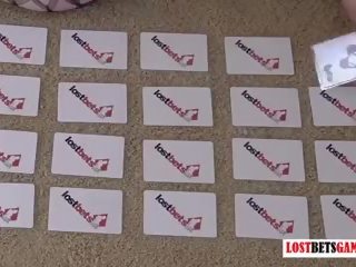 Due ragazze giocare un spogliarello gioco di match il carte