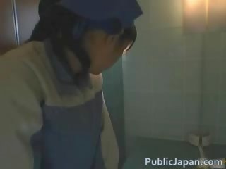 Asiatisk toalett attendant renser feil