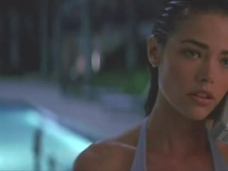 Denise richards a neve campbell, lezbické akcie v the bazén