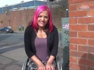 Инвалиден стол вързани лия каприз в великобритания мигане и на открито голота