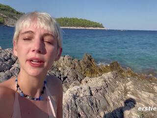 Ерсіса - чарівна аніка грає з сама на a гаряча пляж в хорватія