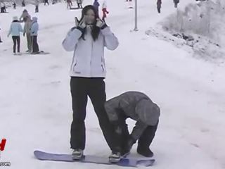 Азіатська пара божевільна snowboarding і сексуальний пригоди відео