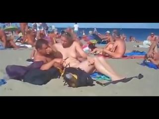 Seks met rijpere op de publiek strand