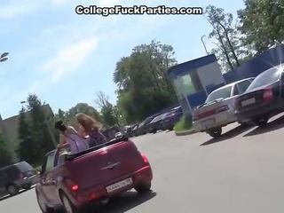 Campus mädchen gestoßen im die auto