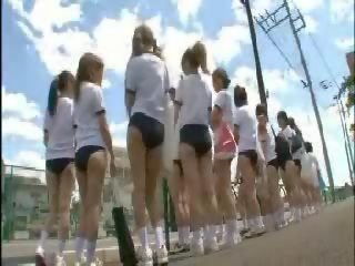 ה אוטובוס מלא של יפני בנות מוכן ל מזיין וידאו