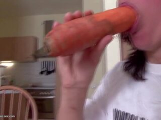 Mature mother fucks her twat with carrot and pissed on