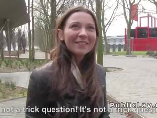 Belgian hottie suge pula în public