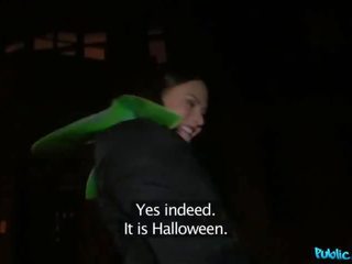 Pubblico agente tina kay prende vestito su per halloween festa e scopata da sconosciuto