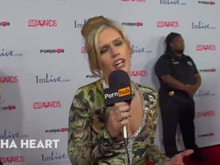 Weirdest cosa usted masturbado a? 2015 avn rojo alfombra entrevistas pornhubtv