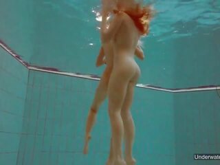 Dva príťažlivé holky užívať si plávanie nahý v the bazén: hd porno 33
