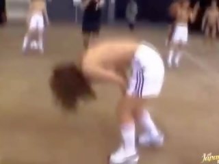 Demure gagica primește o rău in gasca thrashing