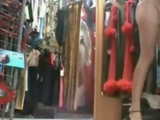 Frans vrouw bij seks winkel proberen op outfits en neuken
