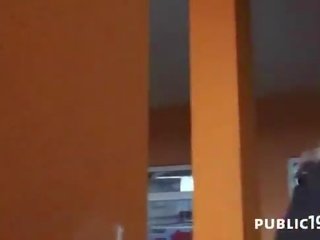 Menakjubkan ketat hottie fucked dan jizzed pada di luar rumah