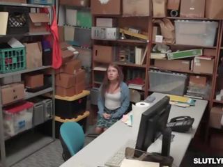 Brooke félicité chatte muselé si dur sur la bureau