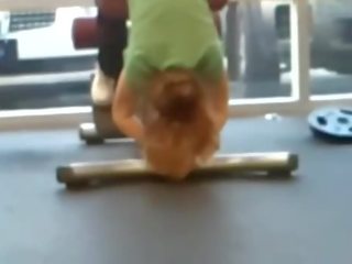 Así caliente mamá tetas en gimnasio