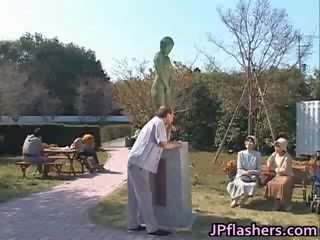 E çmendur japoneze bronze statue lëviz