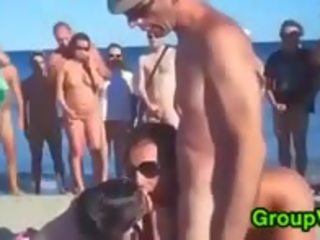 Intercambio de parejas follando en público en la playa