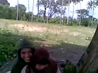 Siswi berjilbab asik ciuman دي taman.flv