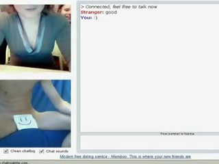 Femme habillée homme nu amateur webcamming smiley visage bite pour trois