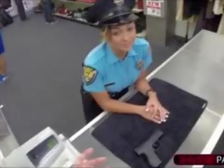 Sexy policía consigue follada por tienda propietario