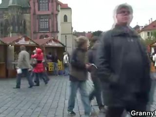 Starý babka turista jumps na jeho vták