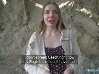 Público agente - monada joven largo peludo ukraniano morena esperando para amigos está de acuerdo a tener sexo con un desconocido al aire libre