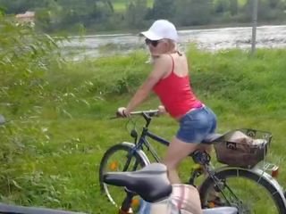 Bicyle ceļojums gali ar dubults slodze no sperma