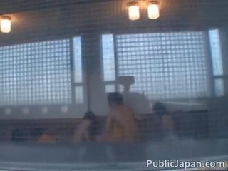 Nuori aasialaiset tyttö perseestä sisään kylpy