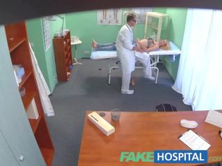 Fakehospital medici oral masaj dă slabut blonda ei în primul rând orgasm