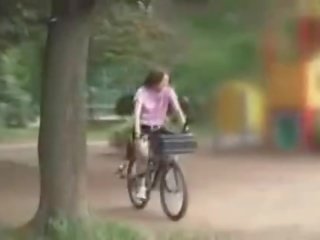 Japonesa chica masturbado mientras cabalgando un specially modified sexo bicicleta!