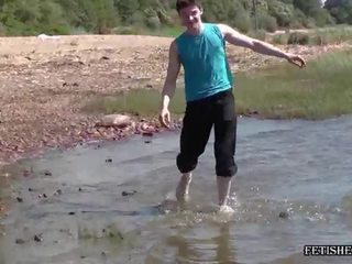 Pėda skalbimas į a upė